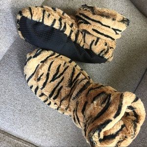Cozy Plush amazing microwaveable slippers. NWOT.
